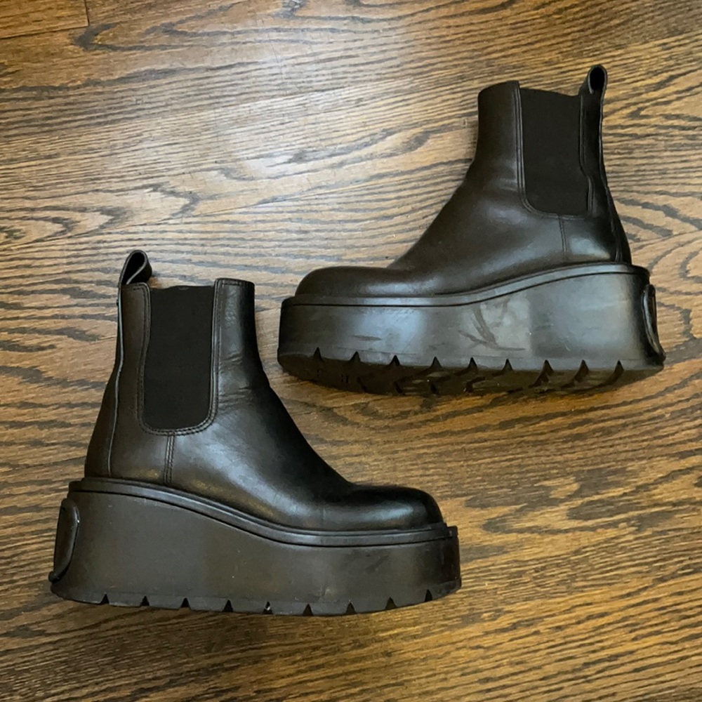 Valentino Garavani beetle boot